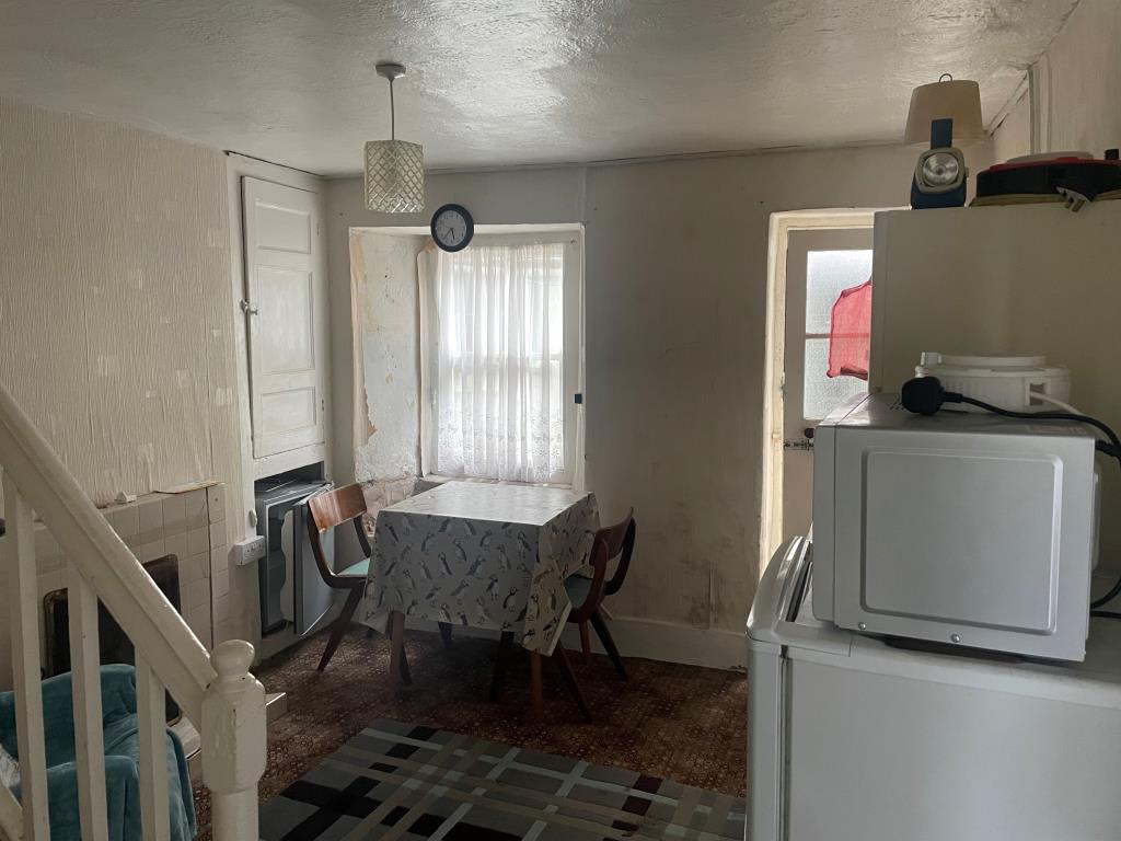 Lot: 78 - CHARACTER COTTAGE FOR IMPROVEMENT IN POPULAR COASTAL VILLAGE - Kitchen